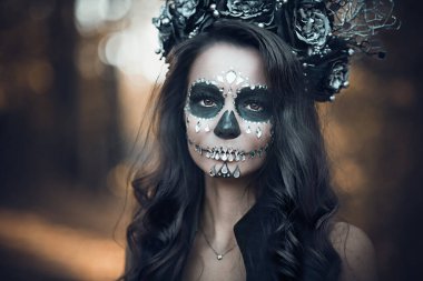 Calavera Catrina 'nın siyah elbiseli portresi. Şeker kafa makyajı. Dia de los muertos. Ölüler Günü. Cadılar Bayramı.