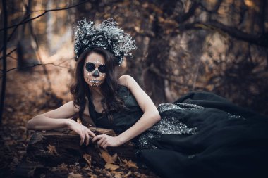 Calavera Catrina 'nın siyah elbiseli portresi. Şeker kafa makyajı. Dia de los muertos. Ölüler Günü. Cadılar Bayramı.