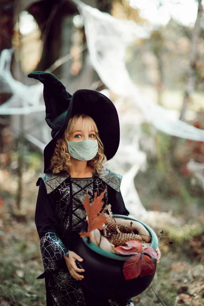 Gelukkige Halloween Quarantaine Coronavirus Pandemie Sociale Afstand Kind Meisje Heks — Stockfoto