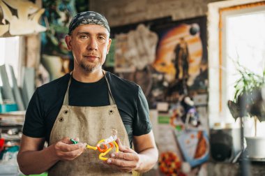 Cam üfleme atölyesi. Hazır cam ürünü olan bir brülör. Neon tüplerin üretimi. gaz yakıcı