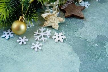 Noel kartı. Yeşil taş arka plan üzerinde yıldız. Üstten görünüm. Uzay kopyalayın. Düz yatıyordu. Noel kavramı. Tatil arka plan. Kar taneleri ve ahşap yıldız, çam kozalağı ağaç dalları üzerinde.