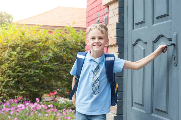 First Grader Backpack Door School First Bell End School Year — Φωτογραφία Αρχείου