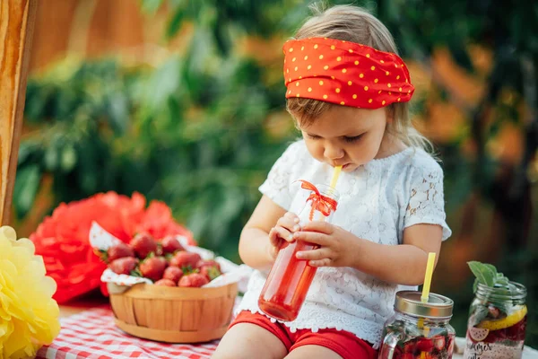 Lemonade Berdiri Gadis Kecil Yang Manis Mencoba Menjual Limun Strawberry — Stok Foto