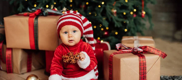 Criança Debaixo Árvore Natal Menina Chapéu Papai Noel Com Presentes — Fotografia de Stock