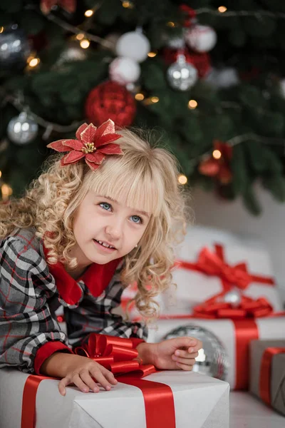 Feliz Menina Animado Criança Segurando Caixa Presente Natal Criança Dando — Fotografia de Stock