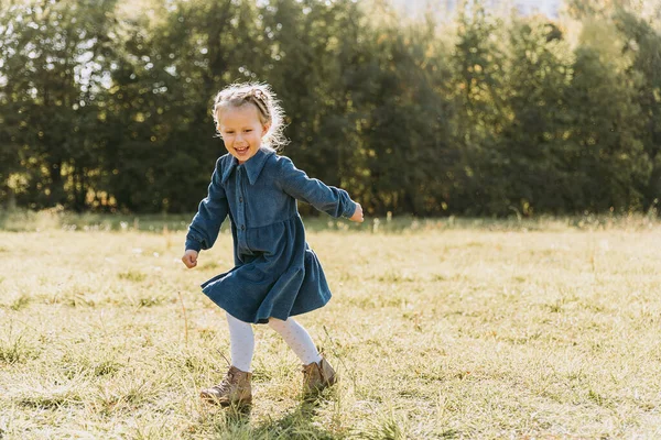Beautiful Happy Girl Running Meadow Beautiful Warm Summer Evening Little — Stockfoto