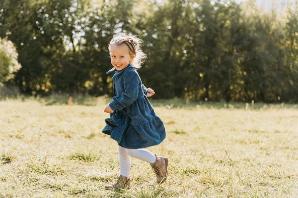 Beautiful Happy Girl Running Meadow Beautiful Warm Summer Evening Little — Stockfoto
