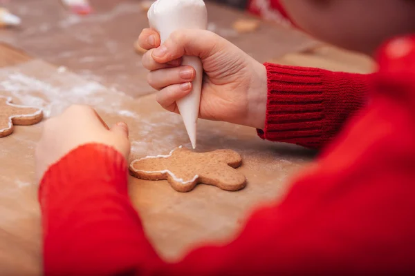 Bakken Vakantie Koekjes Kind Versiert Kerstkoekjes Met Glazuur Seizoensgebonden Kerst — Stockfoto