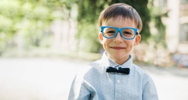 Gözlüklü, gömlekli ve kelebekli mutlu çocuğun portresi. Okula ilk gelişim. Okula dönelim. Akıllı küçük okul çocuğu. öğrenim, okul, akıl, yaşam tarzı ve başarı kavramı.