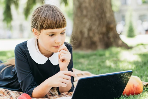Kind Met Laptop Computer Meisje Met Behulp Van Het Leven — Stockfoto