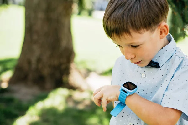 Little Boy Talking Smart Watch Mother Smartwatch Baby Safety Child — ストック写真