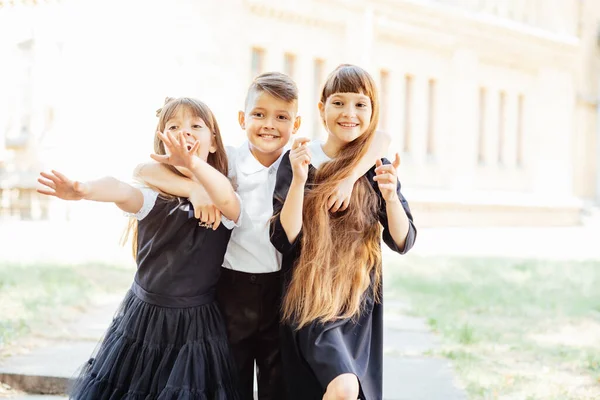 Portrait Excited Elementary School Pupils Playing Field Break Time Joyeux — Photo