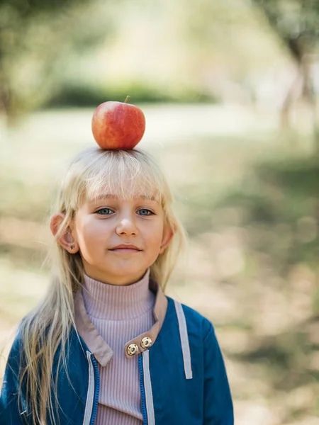 Portré Lány Eszik Piros Bio Alma Szabadban Aratási Koncepció Gyerekek — Stock Fotó