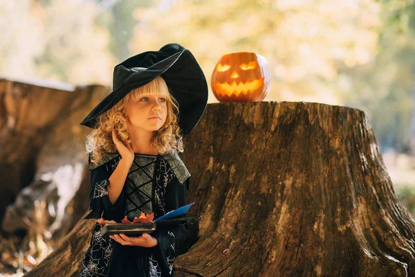 Mooie Meisje Heks Klein Meisje Heks Kostuum Vieren Halloween Buiten — Stockfoto