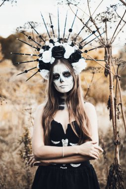 Calavera Catrina 'nın siyah elbiseli portresi. Şeker kafa makyajı. Dia de los muertos. Ölüler Günü. Cadılar Bayramı.