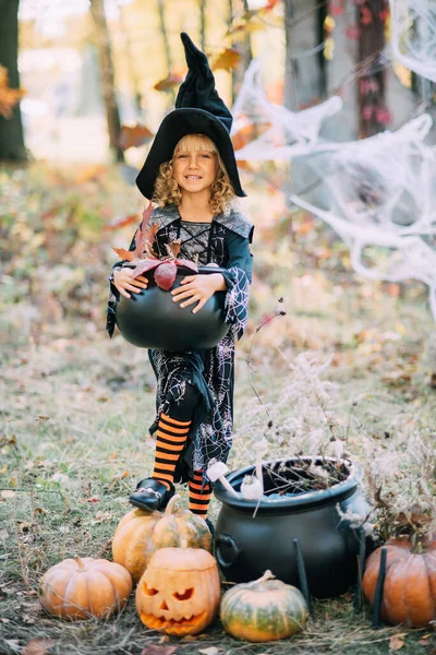 Mooie Meisje Heks Klein Meisje Waarin Kostuum Vieren Halloween Buiten — Stockfoto