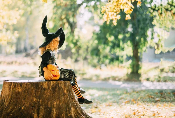 Mooie Meisje Heks Klein Meisje Heks Kostuum Vieren Halloween Buiten — Stockfoto