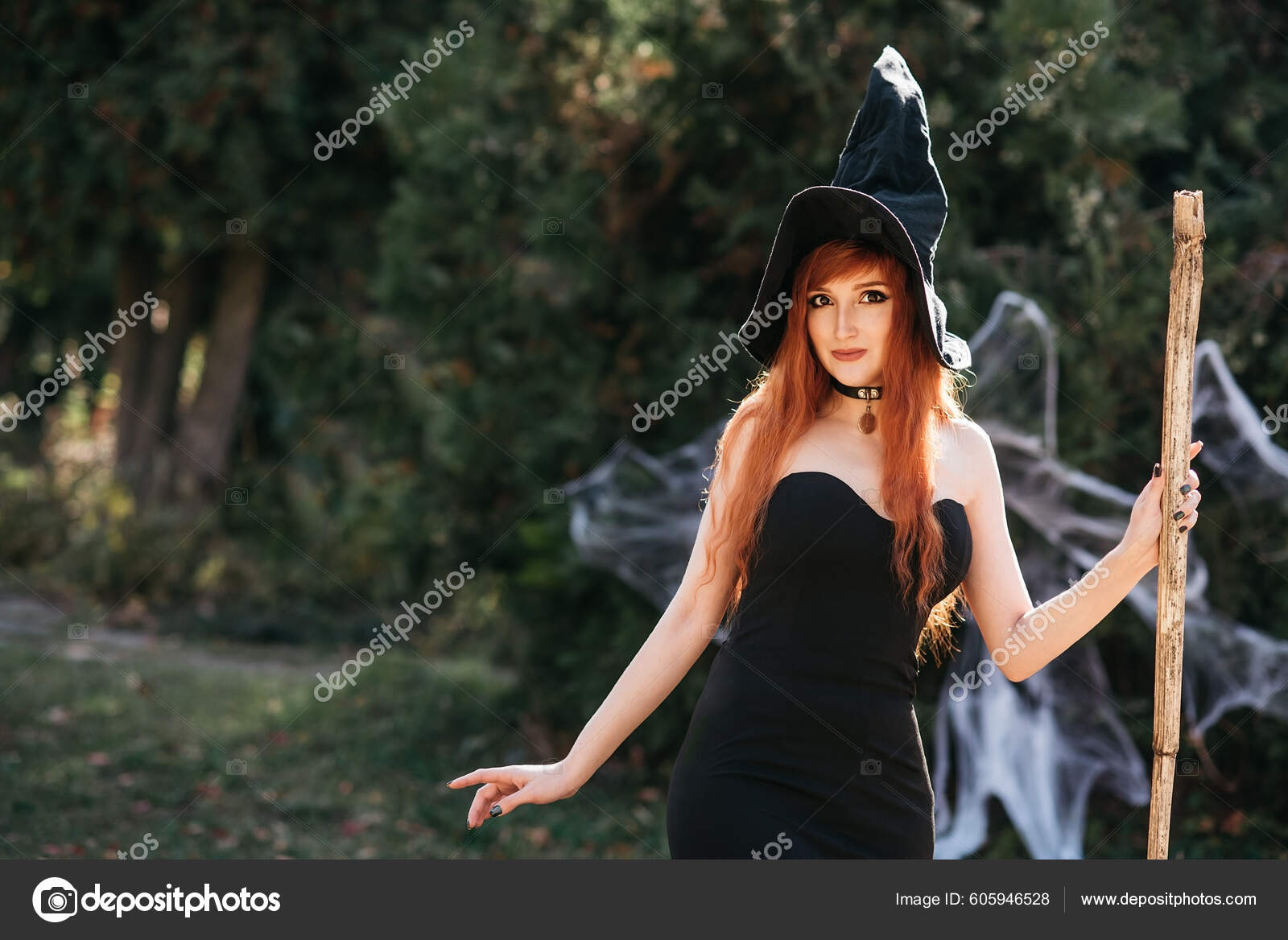 Bruxa assustadora de halloween sobre fundo de floresta de magia escura  assustadora