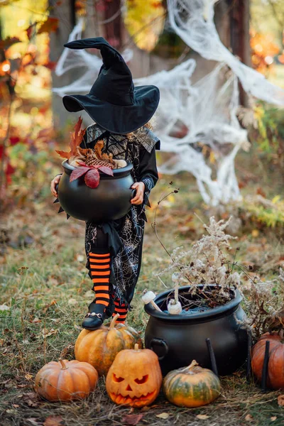 Mooie Meisje Heks Klein Meisje Heks Kostuum Vieren Halloween Buiten — Stockfoto