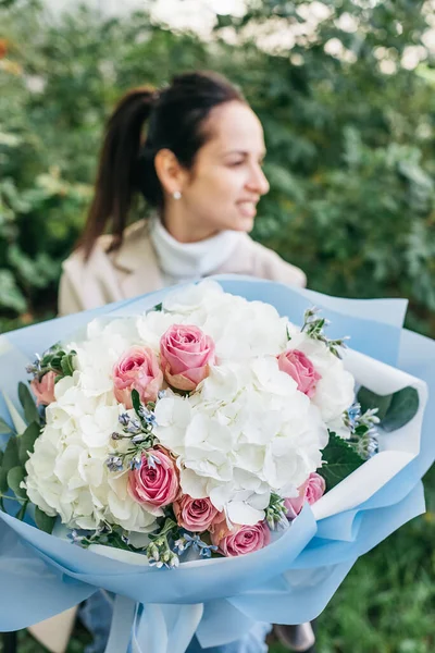 Woman Holding Flowers Big Bouquet White Hydrangea Flowers Pink Roses — Stock Photo, Image