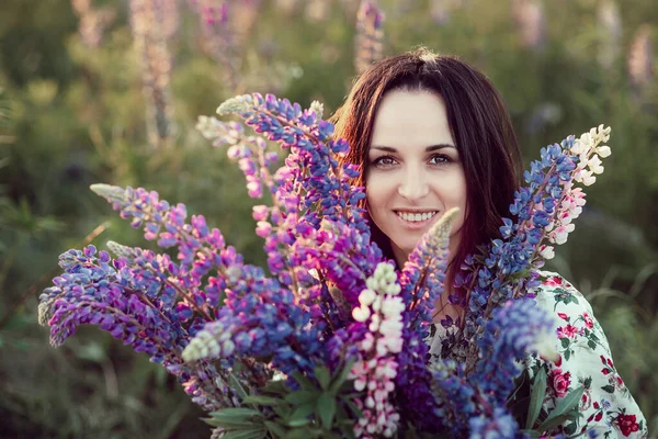 Beautiful Young Woman Holding Lupine Flowers Sunset Field Concept Nature — ストック写真