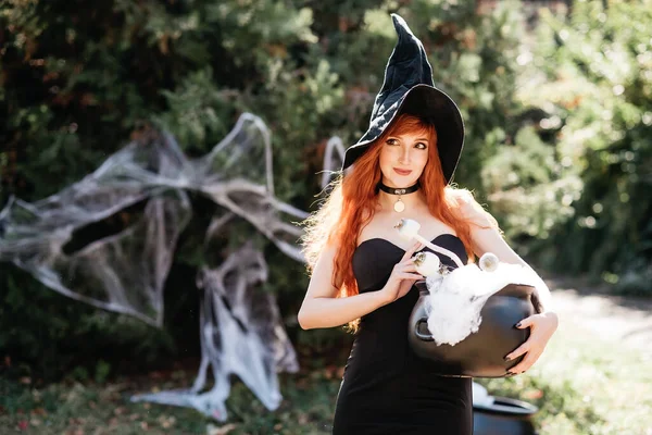 Halloween Bela Jovem Bruxa Chapéu Bruxas Assustador Escuro Fundo Floresta — Fotografia de Stock