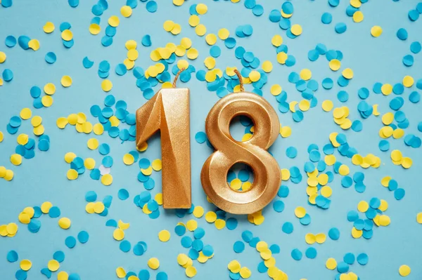 18号金色的生日蜡烛 黄色和蓝色的圆饼背景 18岁生日 庆祝生日 重要日期 假日的概念 — 图库照片