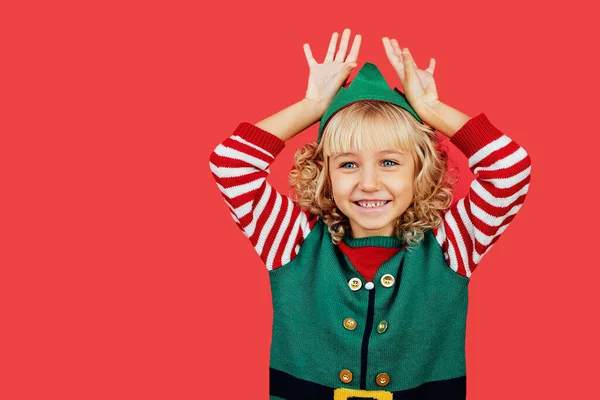 Boldog Karácsonyt Kislány Santa Elf Segítő Jelmez Élénk Piros Élénk — Stock Fotó