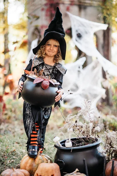 Mooie Meisje Heks Klein Meisje Waarin Kostuum Vieren Halloween Buiten — Stockfoto