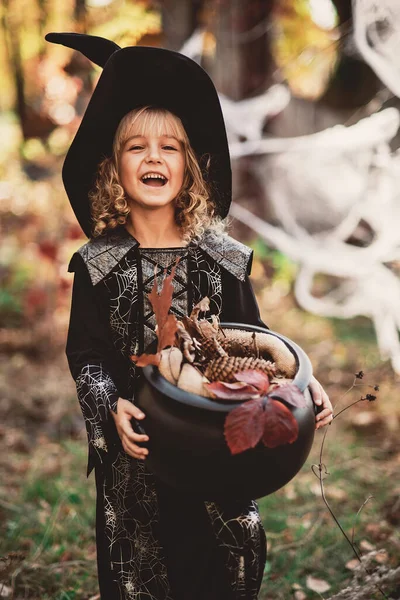 Mooie Meisje Heks Klein Meisje Waarin Kostuum Vieren Halloween Buiten — Stockfoto