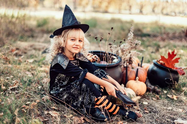 Mooie Meisje Heks Klein Meisje Waarin Kostuum Vieren Halloween Buiten — Stockfoto