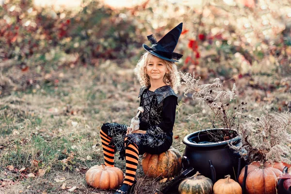 Mooie Meisje Heks Klein Meisje Waarin Kostuum Vieren Halloween Buiten — Stockfoto