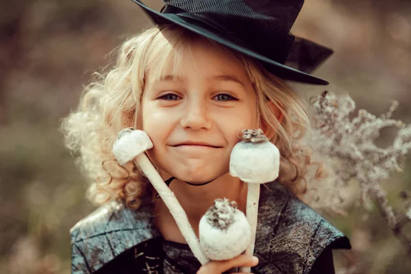 Gyönyörű Boszorkány Lány Boszorkány Jelmezes Kislány Ünnepli Halloween Szabadban Érezd — Stock Fotó