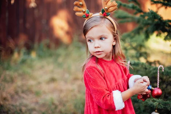 7月のクリスマス 子供は7月に木でクリスマスを待っています クリスマスツリーを飾る少女の肖像画 冬休みや人の概念です メリークリスマスとハッピーホリデー — ストック写真