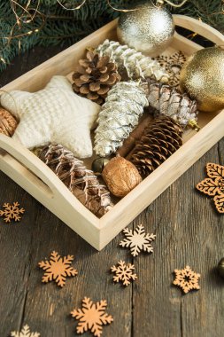 Kutuda Noel süsleri. Mutlu yıllar. Noel veya Yeni Yıl Kompozisyonu.