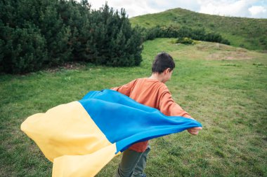 Ukrayna Bağımsızlık Bayrağı Günü. Anayasa günü. Ukraynalı çocuk. Üzerinde Ukrayna 'nın sarı ve mavi bayrağı olan tişörtlü. Ukrayna 'nın bayrak sembolleri. Kiev, Kiev günü