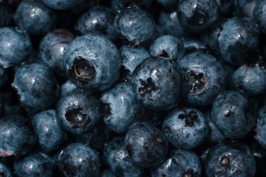 Böğürtlen arkaplanı ıslak. Seçici odaklanma ve su damlacıklarıyla kapatın. Ahşap zemin üzerinde su damlaları olan taze yaban mersini. Sağlıklı ve diyet yeme kavramı
