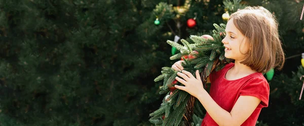 Счастливого Рождества Портрет Счастливых Смешных Девочек Шляпе Санты Рождественским Венком — стоковое фото