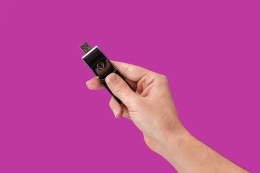 Metal flash sürücü yandan izole mor arka plan ile