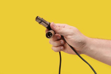 XLR kablosu erkek ve dişi fiş ile. Sarı arka plan üzerinde