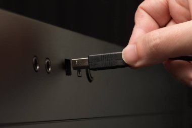 Siyah Usb kablosu tutan el. Üzerinden yakın gördüm
