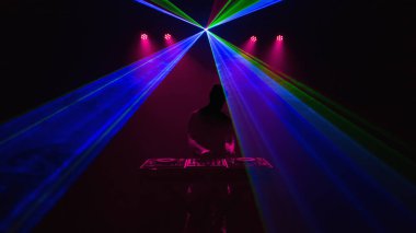 DJ, Dj, siluet lazer ışınları üzerinde. Önden Görünüm