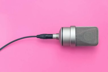 Mikrofon, profesyonel diyafram mikrofon. Pembe bir arka plan