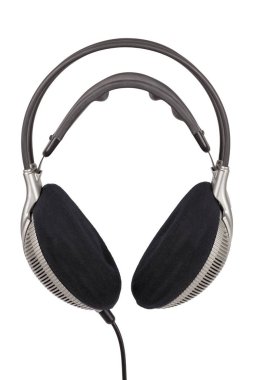 Profesyonel kulaklık beyaz arka plan üzerinde asılı. Önden Görünüm