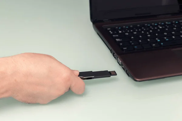 Usb Flash Memory Hand Notebook Computer — Stock Photo, Image