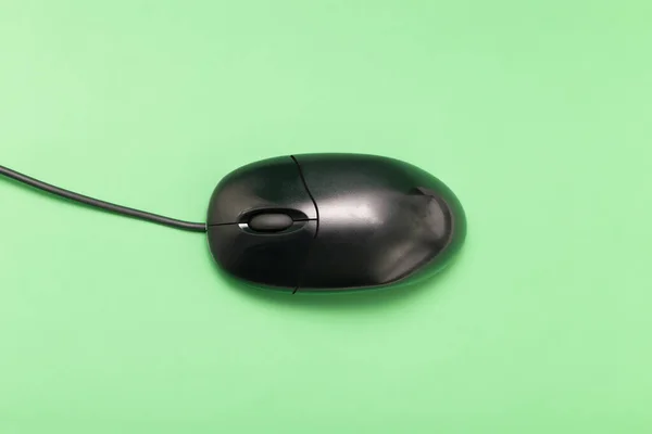 Siyah Usb fare kablosu ile. Yeşil arka plan üzerinde