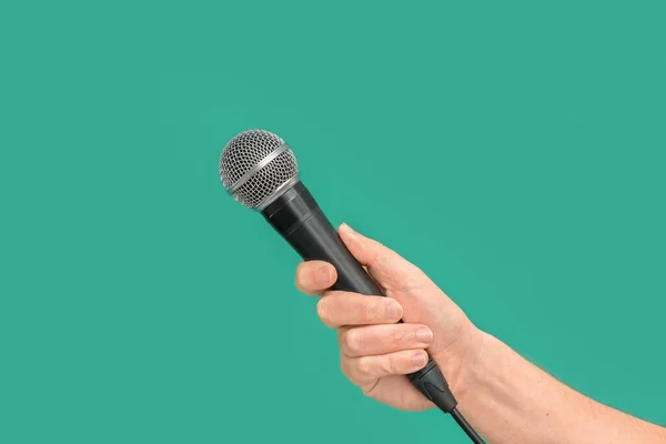 Kérdező Vagy Mikrofonnal Kezében Zöld Háttér Riporter Mikrofon Elölnézet — Stock Fotó
