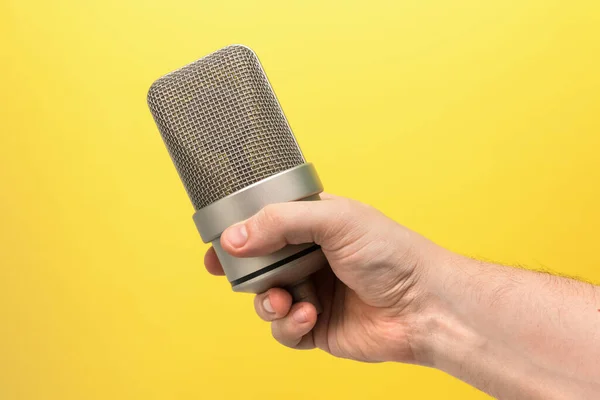 Mikrofon Professzionális Mikrofon Kezében Sárga Háttérrel — Stock Fotó