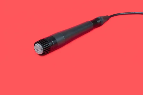 Professionelles Dynamisches Instrument Mikrofon Mikrofon Roten Hintergrund — Stockfoto