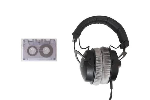 Cinta Cassette Con Auriculares Sobre Fondo Blanco Aislada —  Fotos de Stock